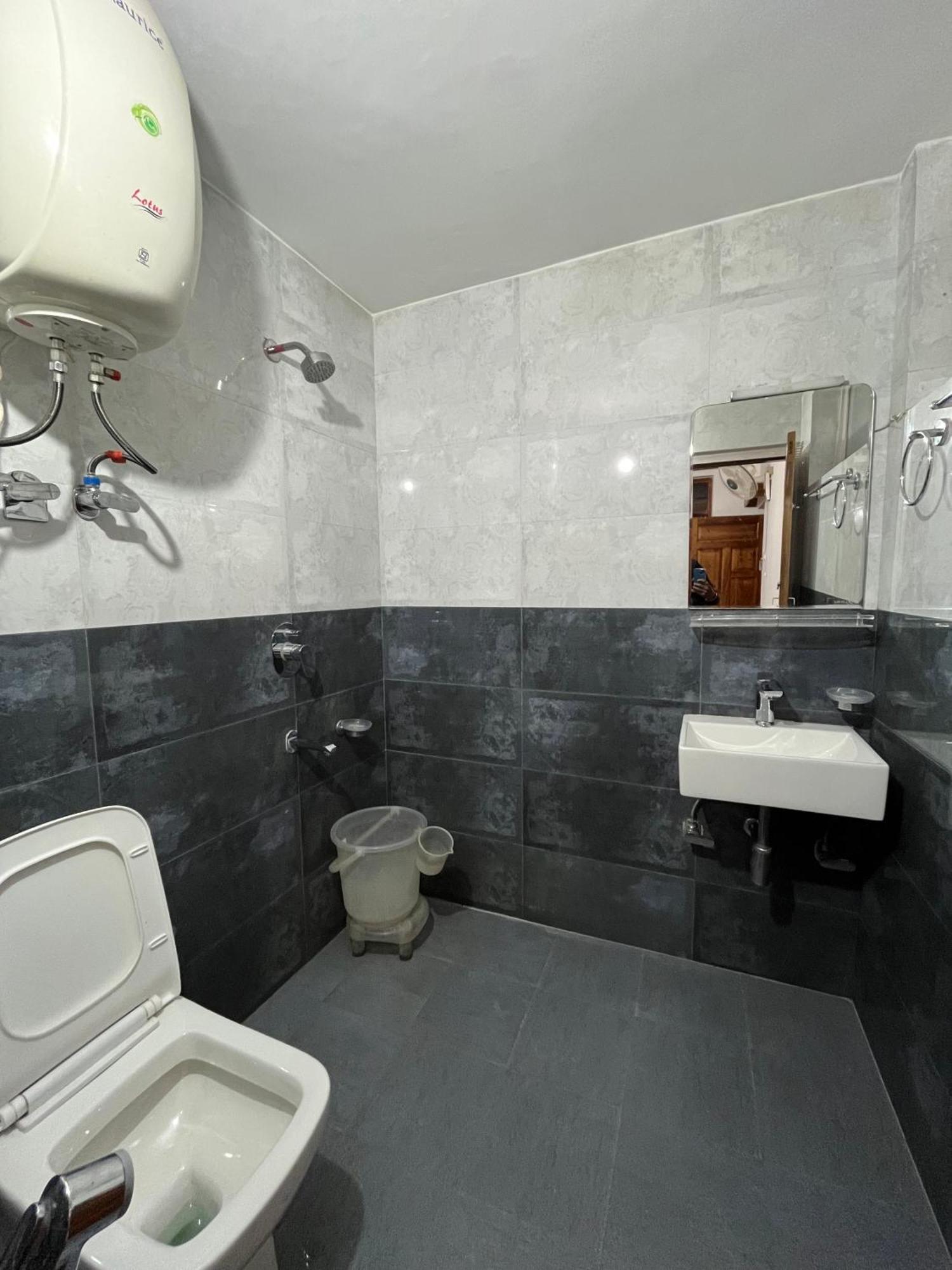 Hotel Premier Mall Road Manali ภายนอก รูปภาพ