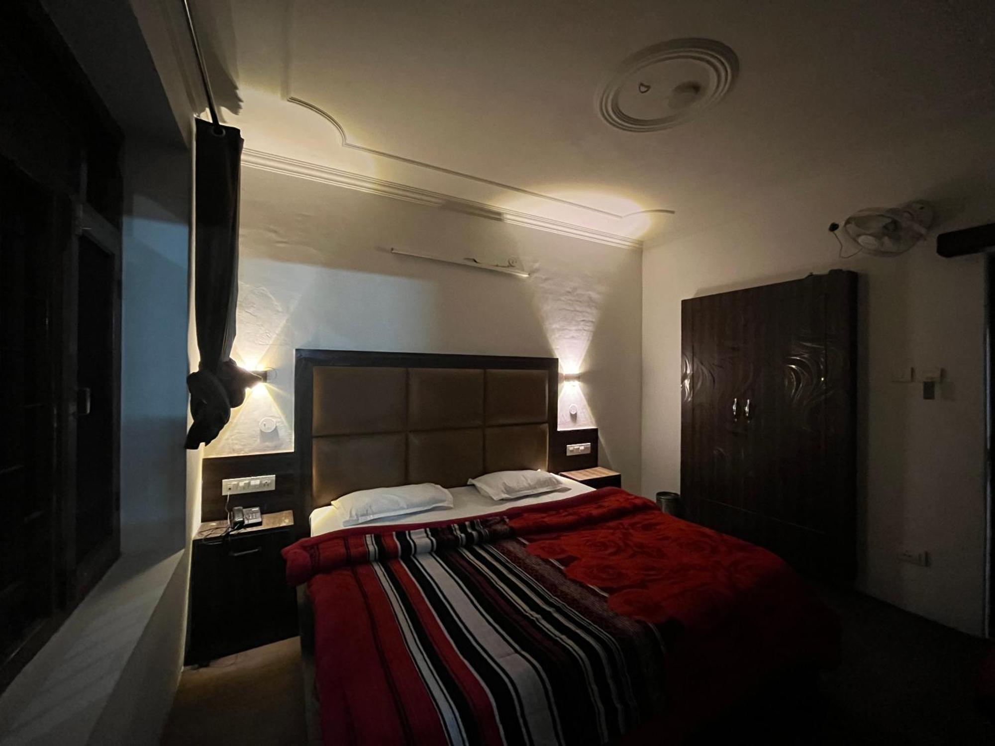 Hotel Premier Mall Road Manali ภายนอก รูปภาพ