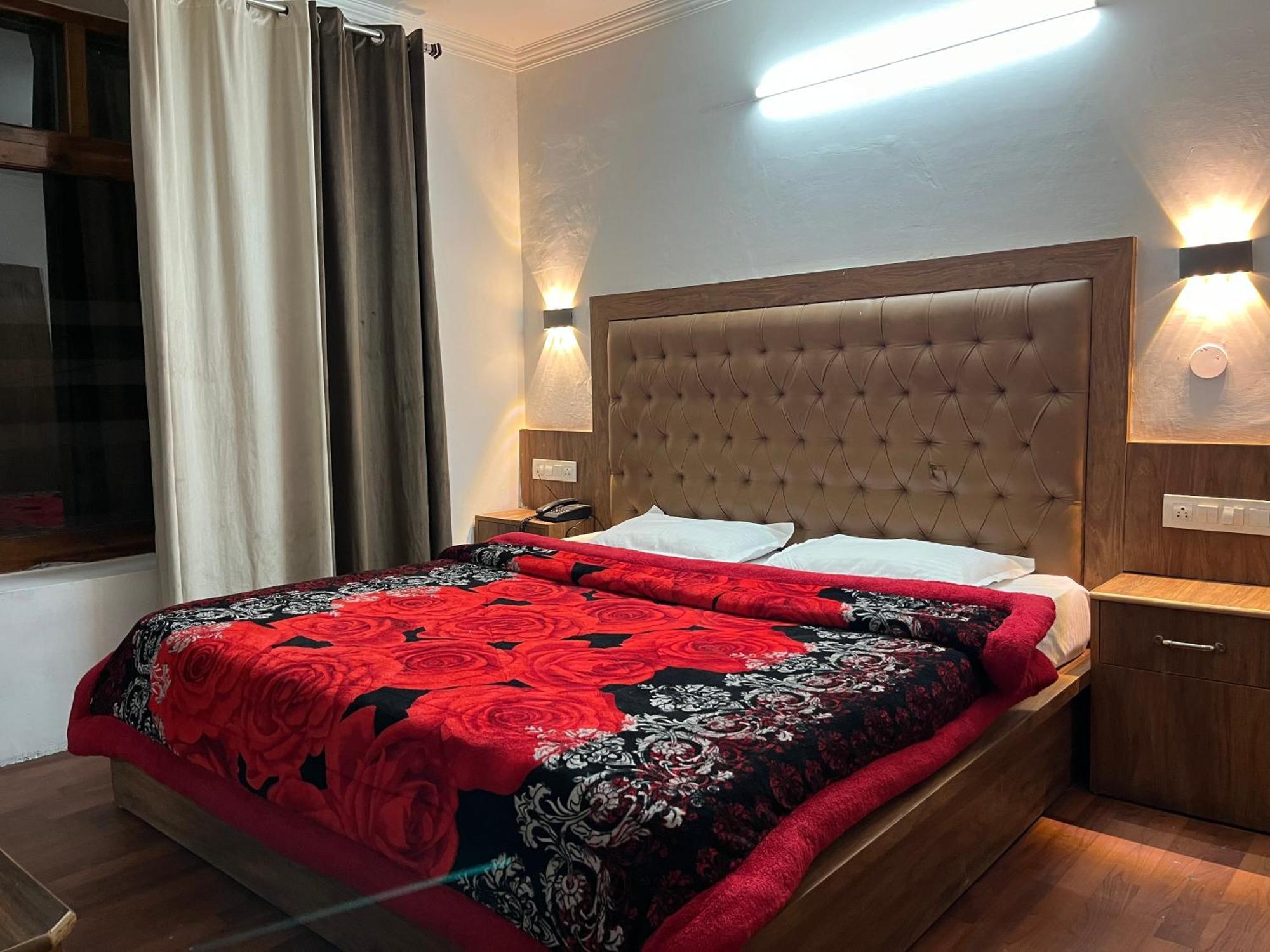 Hotel Premier Mall Road Manali ภายนอก รูปภาพ