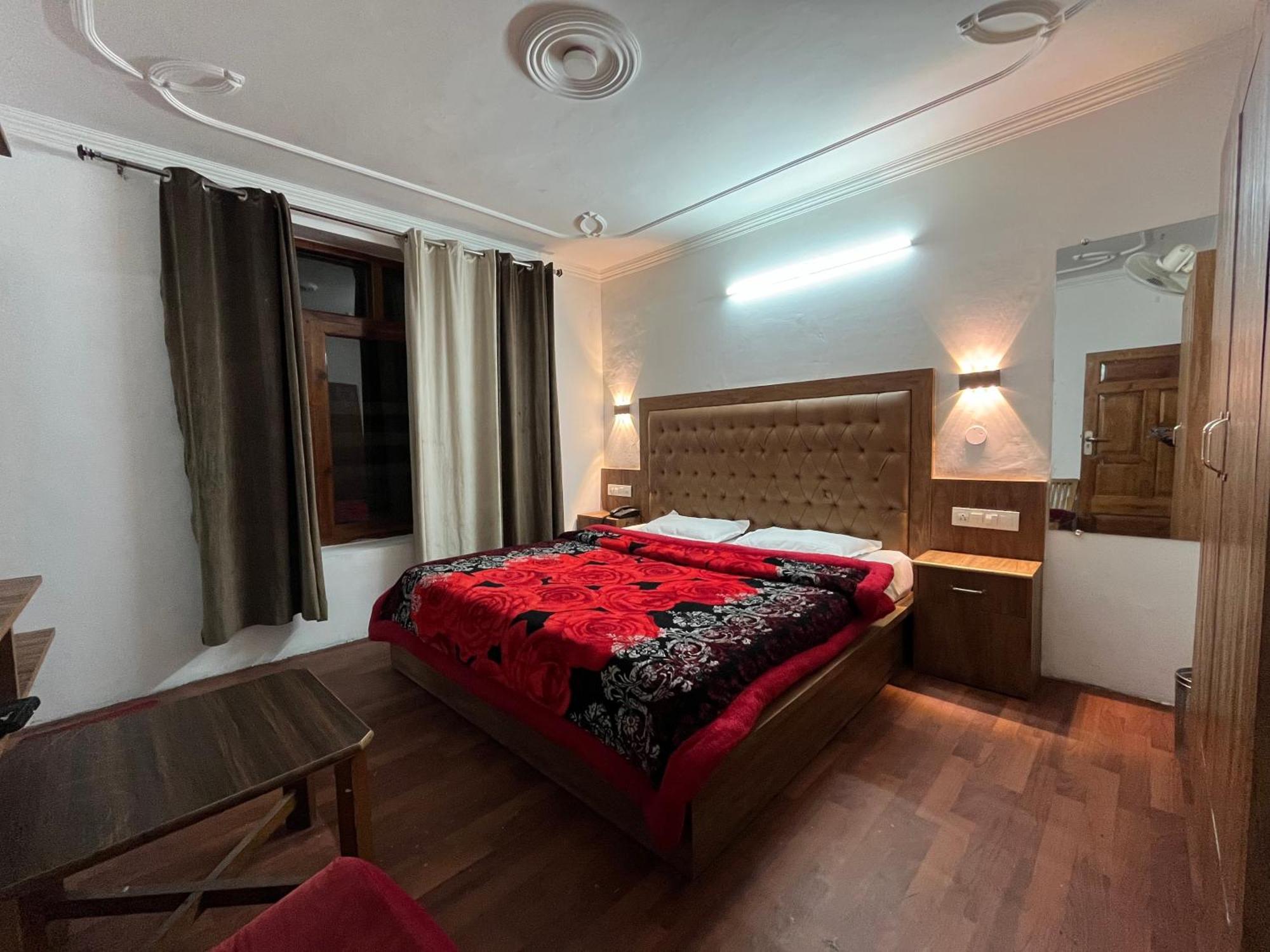 Hotel Premier Mall Road Manali ภายนอก รูปภาพ