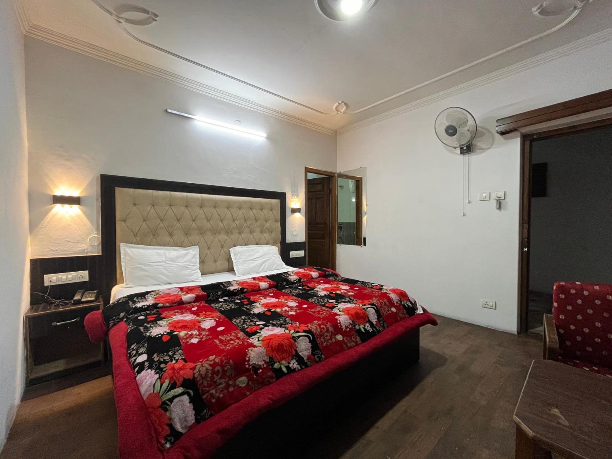 Hotel Premier Mall Road Manali ภายนอก รูปภาพ
