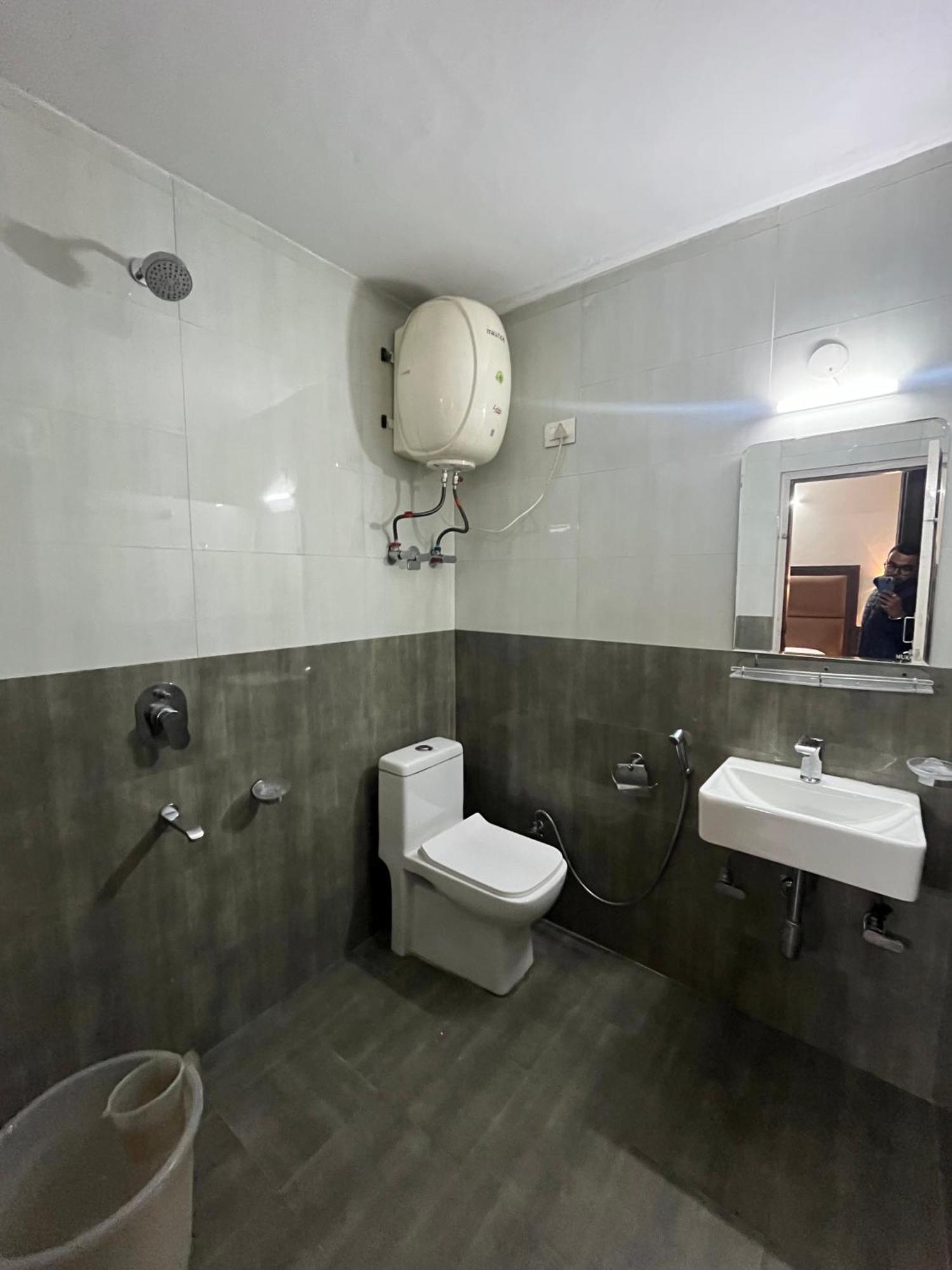 Hotel Premier Mall Road Manali ภายนอก รูปภาพ