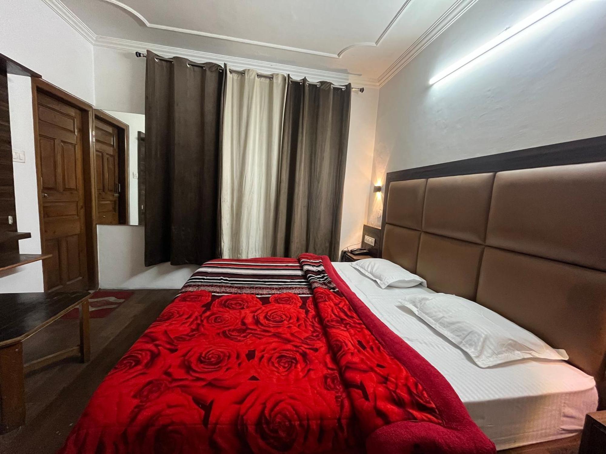 Hotel Premier Mall Road Manali ภายนอก รูปภาพ