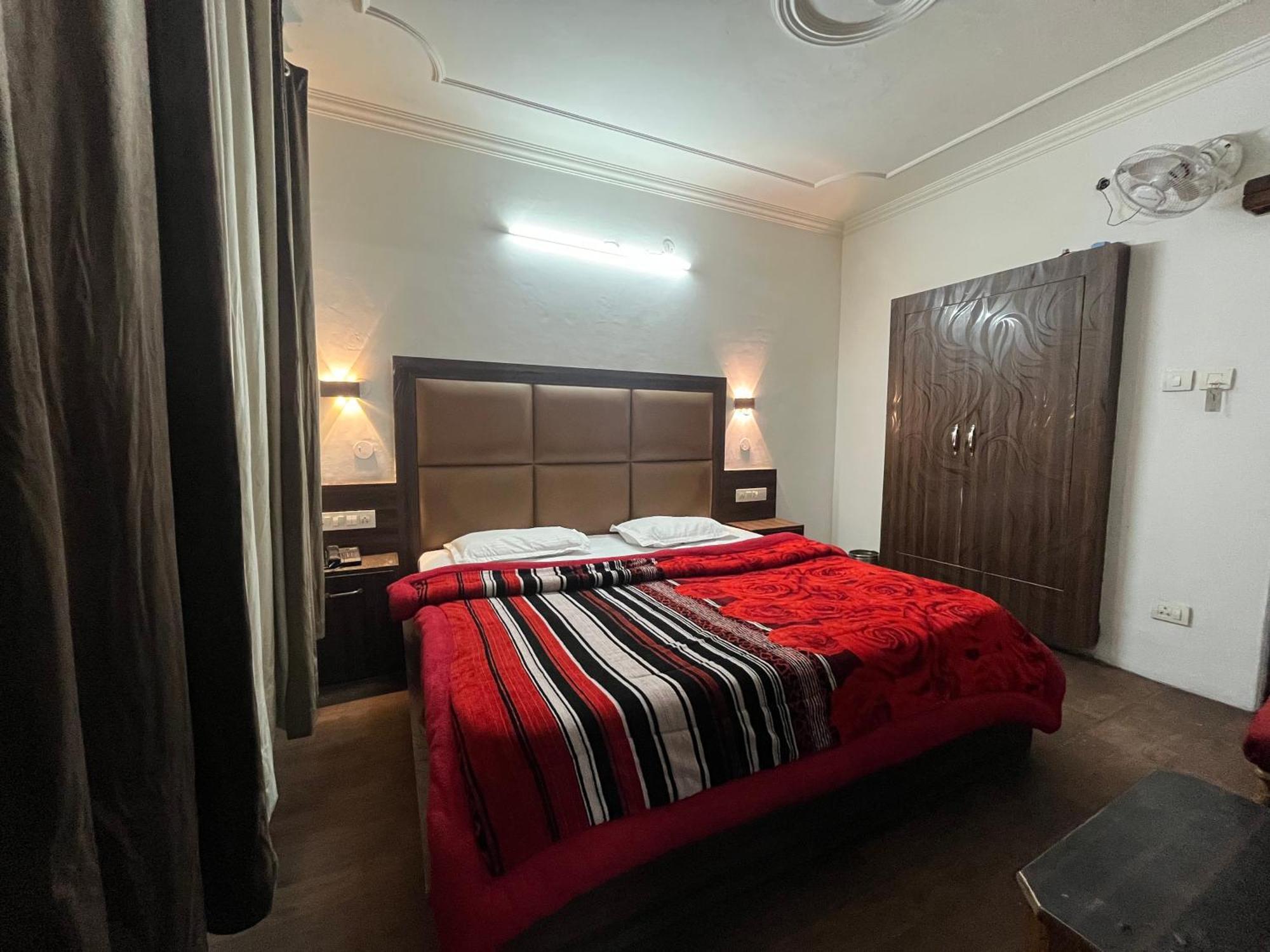 Hotel Premier Mall Road Manali ภายนอก รูปภาพ