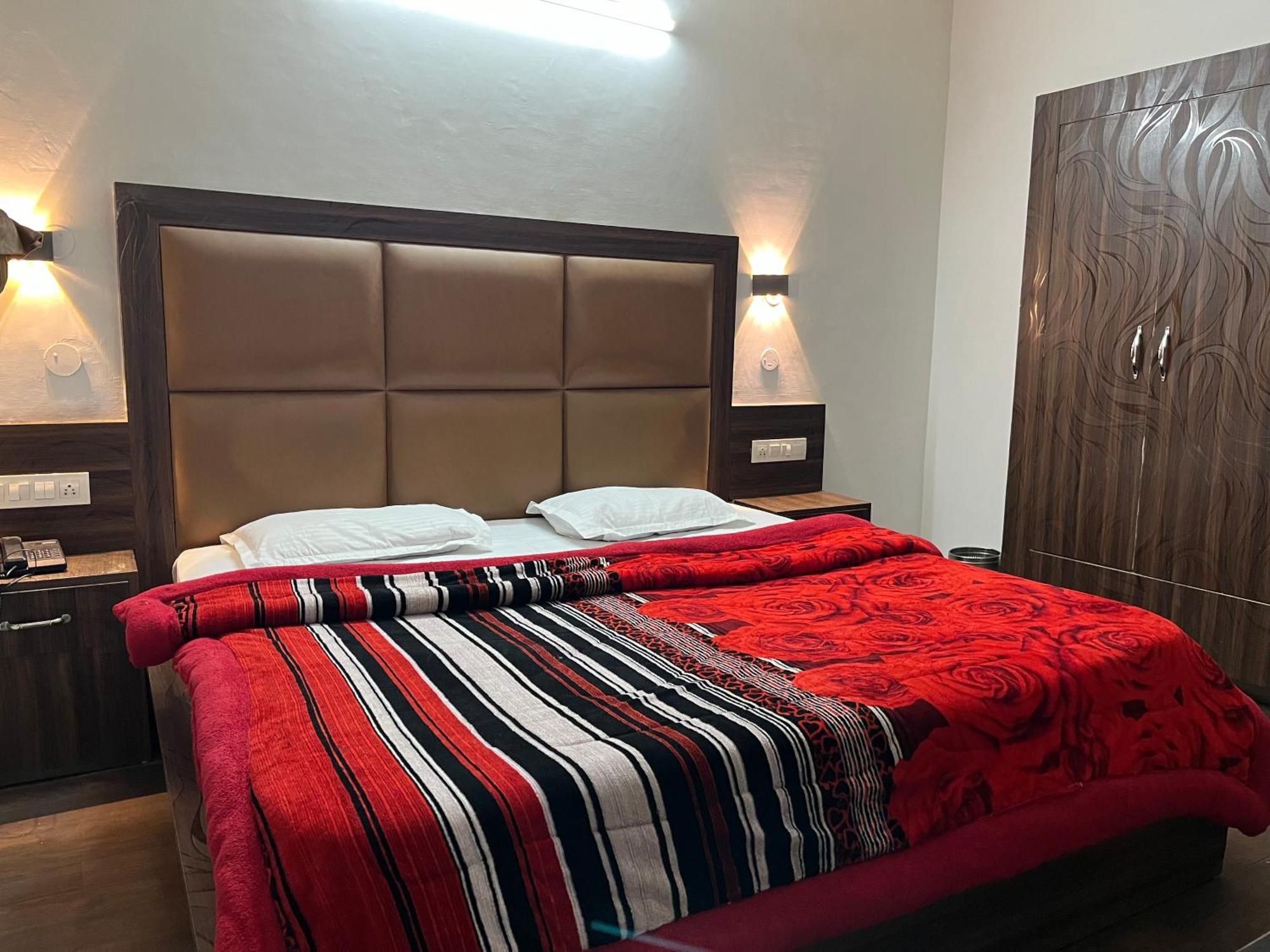 Hotel Premier Mall Road Manali ภายนอก รูปภาพ