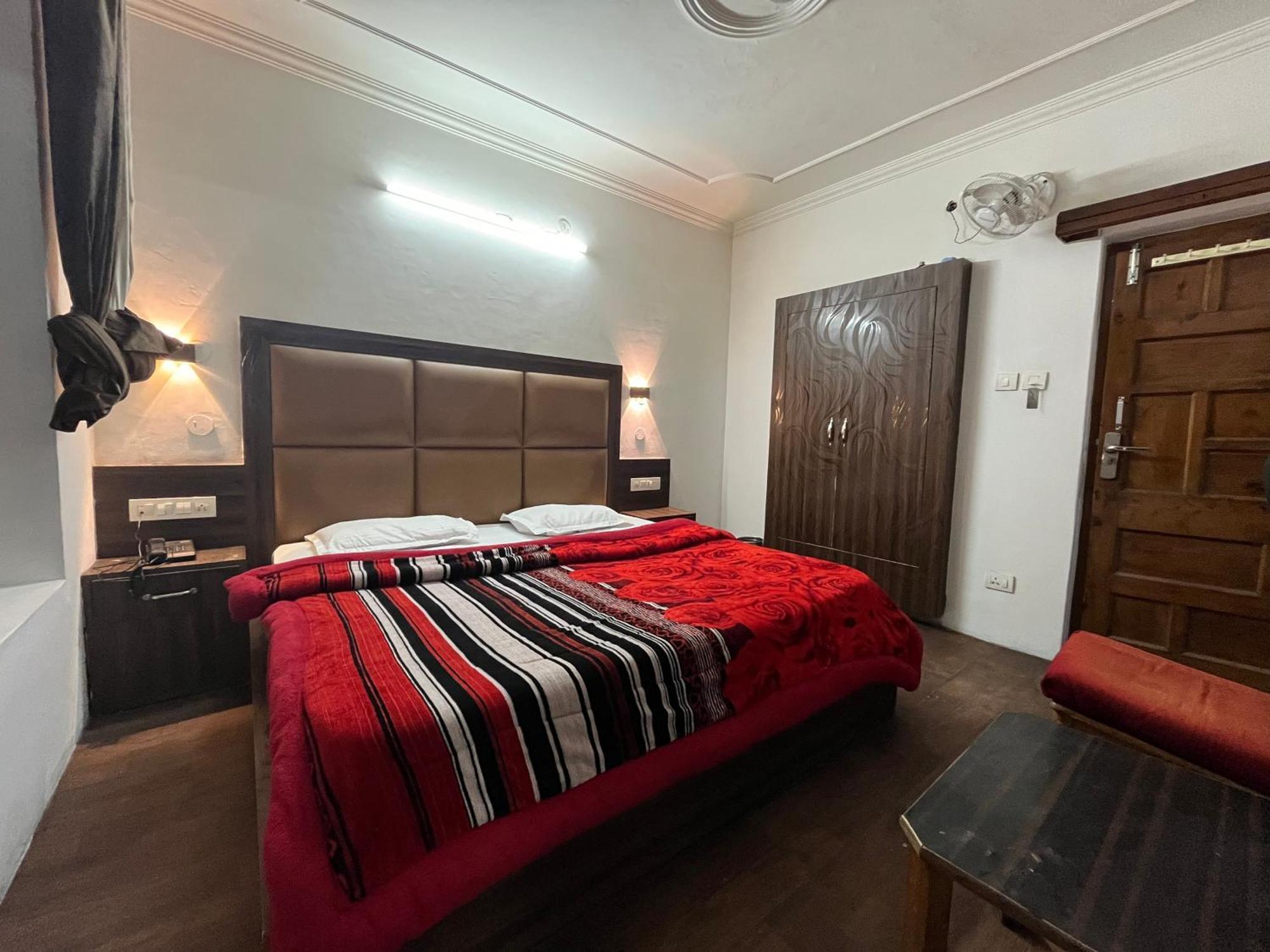Hotel Premier Mall Road Manali ภายนอก รูปภาพ
